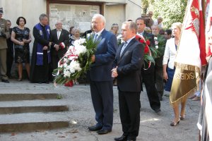 Przedstawiciele powiatu kieleckiego złożyli kwiaty i odmówili modlitwę w intencji zamordowanych na Wschodzie.