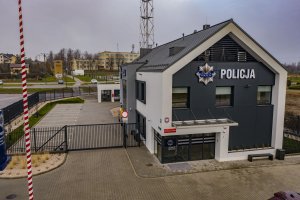 Ciało-szary budynek z napisem policja