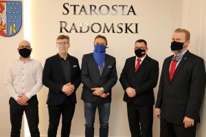 Przedstawiciele powiatu kieleckiego w Radomiu spotkali się ze starostą radomskim Waldemarem Trelką oraz dyrektorem Wydziału Komunikacji Piotrem Kucharczykiem.