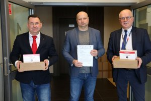 Od lewej człoek Zarządu Powiatu Cezary MAjcher, wójt Damian Szpak i członek Zarządu Powiatu Stefan Bąk ze środkami ochrony osobistej.