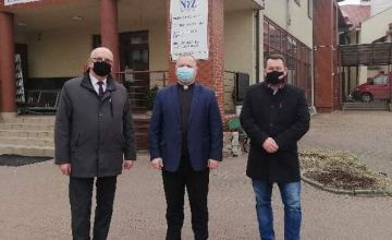 Członkowie Zarządu Powiatu w Kielcach: Stefan Bąk i Cezary Majcher oraz ks. Łukasz Zygmunt