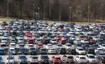 pojazdy zaparkowane na parkingu