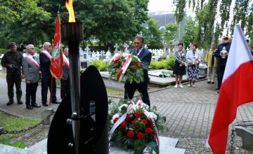 Starosta kielecki Mirosław Gębski uczestniczył w uroczystościachna Cmentarzu Partyzanckim w Kielcach 