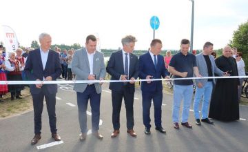 W uroczystym otwarciu zalewu w Lipowicy uczestniczyli członek Zarządu Powiatu w Kielcach Cezary Majcher i przewodniczący Rady Powiatu w Kielcach Jacek Kuzia. 
