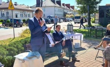 W  Narodowym Czytaniu w gminie Mniów uczestniczył starosta kielecki Mirosław Gębski
