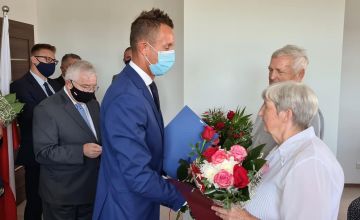 W imieniu starosty kieleckiego Mirosława Gębskiego gratulacje parom złożył radny powiatu kieleckiego Łukasz Woźniak. 