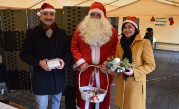 Członek Zarządu Powiatu w Kielcach Mariusz Ściana uczestniczył w Jarmarku Bożonarodzeniowym /fot. ChCK