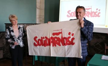 Starosta Mirosław Gębski przekazał oryginalny transparent z napisem “Solidarność”