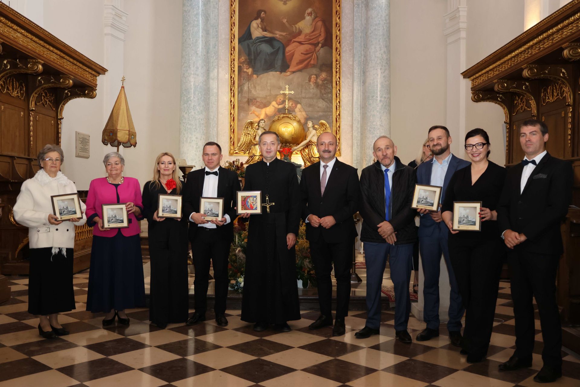 Chóry z terenu powiatu zaśpiewały na Świętym Krzyżu