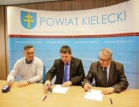 W imieniu Fundacji Przystanek Dziecko umowę podpisuje prezes Robert Woźniak