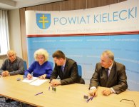 Umowę w imieniu Zrzeszenia Sportu i Rekreacji Start podpisują: prezes Bogumił Bujak, wiceprezes Maria Wojas