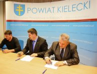 W imieniu Stowarzyszenia Klub Sportowy Miedzianka umowę podpisuje prezes Andrzej Wiącek