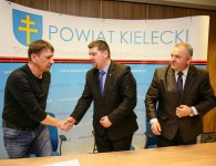 W imieniu Stowarzyszenia Klub Sportowy Miedzianka umowę podpisuje prezes Andrzej Wiącek