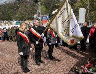 Obchody 77. rocznicy zbrodni katyńskiej przy pomniku Trzech Krzyży w Hucie Szklanej