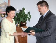 Jubileusze pracy obchodziły dwie pracownice kieleckiego starostwa - Wiesława Knez i Jolanta Sotkiewicz. 