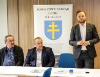 Podpisanie umowy na realizację inwestycji drogowych w gminach Górno i Daleszyce