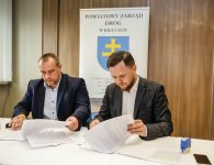 Podpisanie umowy na realizację inwestycji drogowych w gminach Górno i Daleszyce