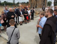 Wmurowanie kamienia węgielnego pod budowę nowej szkoły w Piotrkowicach w gminie Chmielnik.