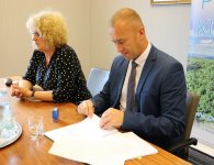 Podpisanie umowy ws. budowy windy w szkole w Leszczynach