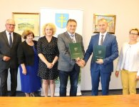 Podpisanie umowy ws. budowy windy w szkole w Leszczynach
