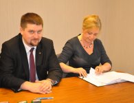 Podpisanie umowy pomiędzy powiatem kieleckim a OHP. 