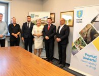 Podpisanie umowy na drogową inwestycję w gminie Łopuszno
