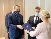 Promesy wręczono w siedzibie Starostwa Powiatowego w Kielcach