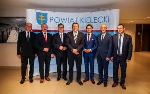 Jacek Kuzia, przewodniczący Rady Powiatu w Kielcach podsumowuje pracę Rady  (5)