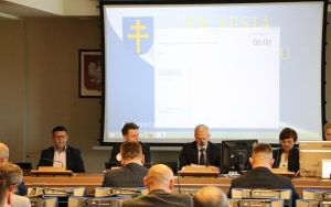 Jacek Kuzia, przewodniczący Rady Powiatu w Kielcach podsumowuje pracę Rady  (8)