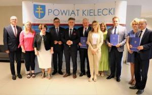 Stefan Bąk, członek Zarządu Powiatu w Kielcach podsumowuje działania w dziedzinie ochrony zdrowia i pomocy społecznej  (15)