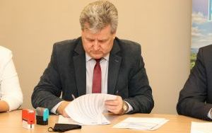 Podpisanie umowy na przebudowę drogi powiatowej Bobrza - Przyjmo (1)