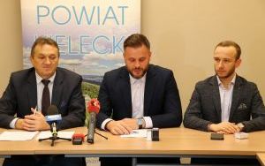 Podpisanie umowy na przebudowę drogi powiatowej Bobrza - Przyjmo (5)