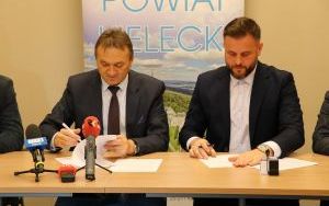 Podpisanie umowy na przebudowę drogi powiatowej Bobrza - Przyjmo (8)