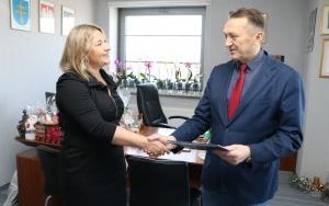 Starosta kielecki Mirosław Gębski wręczył akt nadania stopnia awansu zawodowego nauczyciela mianowanego (1)