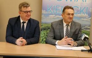 W Starostwie Powiatowym w Kielcach podpisano umowę na zakup tomografu komputerowego do PCUM. (1)