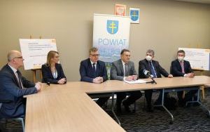 W Starostwie Powiatowym w Kielcach podpisano umowę na zakup tomografu komputerowego do PCUM. (2)