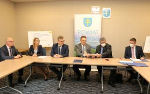 W Starostwie Powiatowym w Kielcach podpisano umowę na zakup tomografu komputerowego do PCUM. (5)