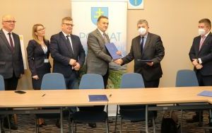 W Starostwie Powiatowym w Kielcach podpisano umowę na zakup tomografu komputerowego do PCUM. (6)