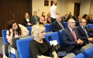 Wręczyliśmy akty nadania tytułów Honorowy Obywatel Powiatu Kieleckiego i Zasłużony dla Powiatu Kieleckiego (1)