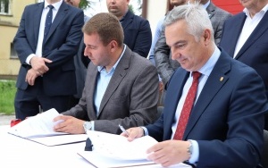 Umowa na rewitalizację centrum Mniowa podpisana  (3)