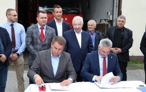 Umowa na rewitalizację centrum Mniowa podpisana  (1)