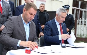 Umowa na rewitalizację centrum Mniowa podpisana  (2)