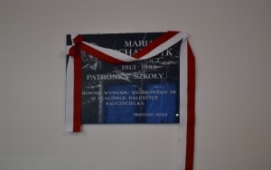 Szkoła w Marzyszu z Patronką i Sztandarem (3)