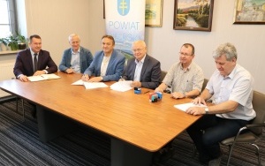 Umowa na drogę w gminie Morawica podpisana  (1)