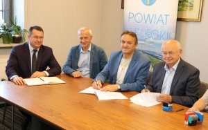 Umowa na drogę w gminie Morawica podpisana  (2)