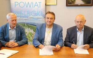 Umowa na drogę w gminie Morawica podpisana  (3)