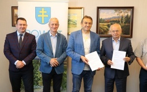 Umowa na drogę w gminie Morawica podpisana  (4)