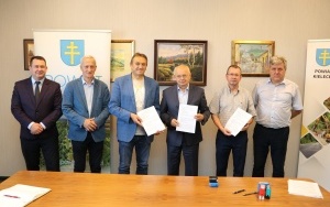 Umowa na drogę w gminie Morawica podpisana  (5)