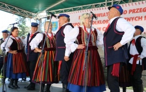 Powiatowy Przegląd Zespołów Folklorystycznych i Solistów w Chmielniku  (3)
