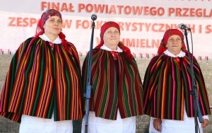 Powiatowy Przegląd Zespołów Folklorystycznych i Solistów w Chmielniku  (4)